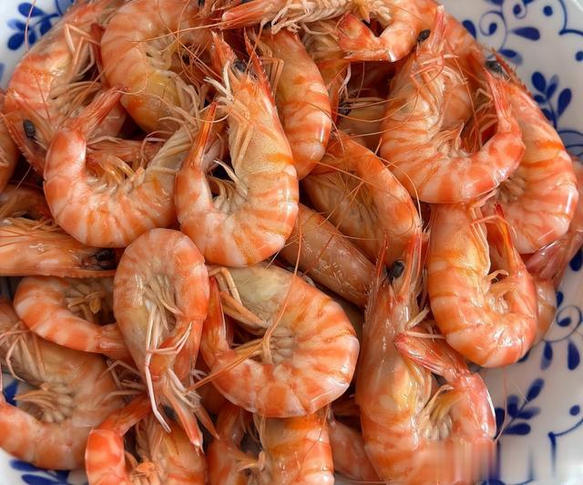 浙江小伙领对象回家,家里的午餐火了,网友:虽有鱼有虾却很寒酸