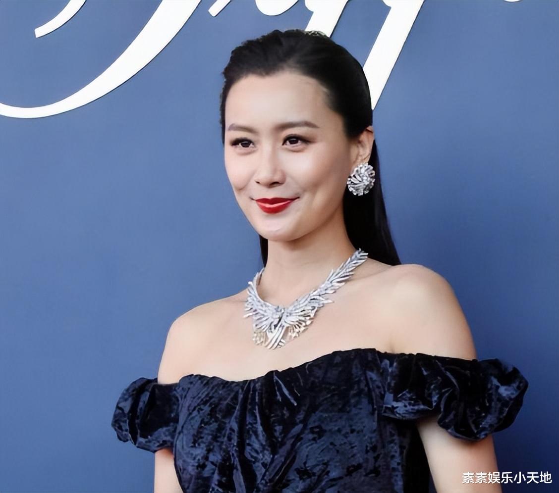 陈法拉出席珠宝晚宴，和汪诗诗汪圆圆合影，郑余雅颖也在现场