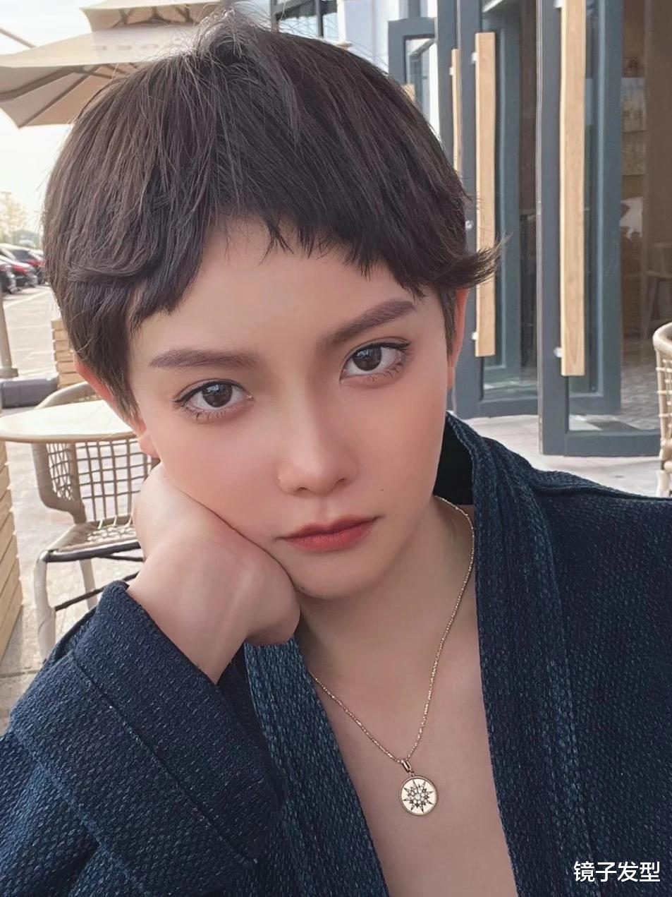 今夏热门发型,狗啃锯齿刘海短发,引领个性时尚新潮流