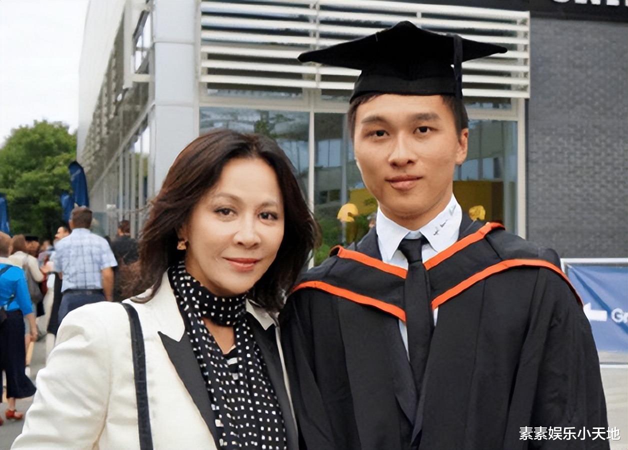 刘嘉玲带弟弟全家踏青,79岁母亲变瘦了,老人面色红润气质佳