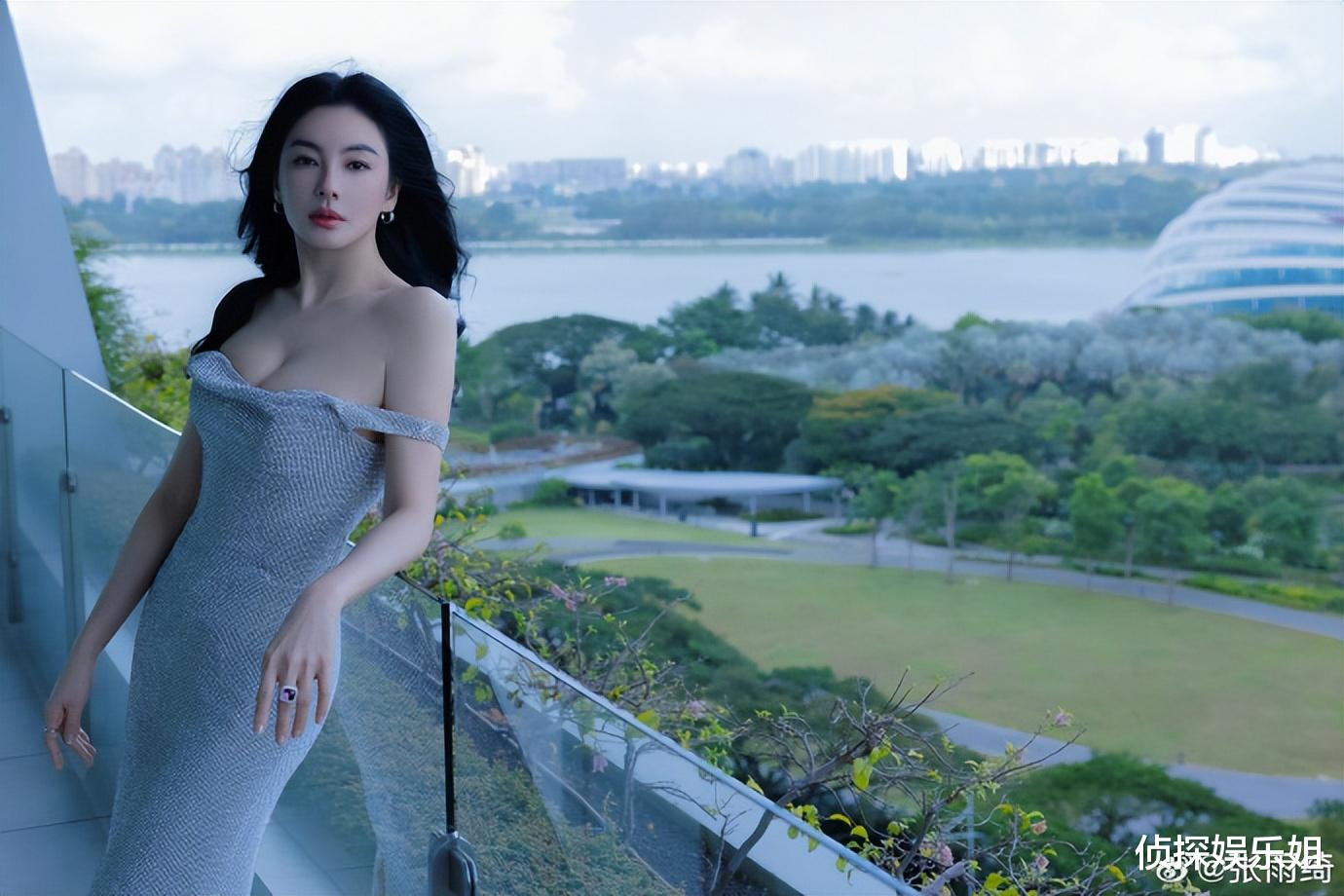 36岁张雨绮好耿直,大方晒出腰间赘肉,手捏“游泳圈”超接地气