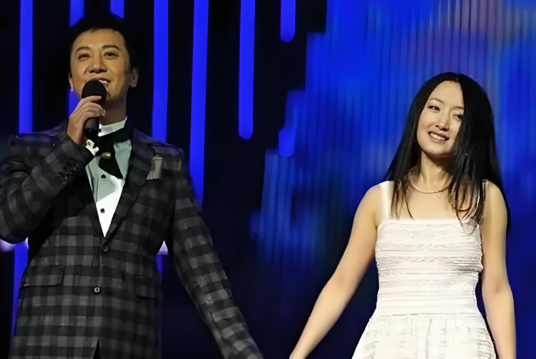 他8次登春晚,从情歌王子到阶下囚,现54岁被富婆搂着卖唱