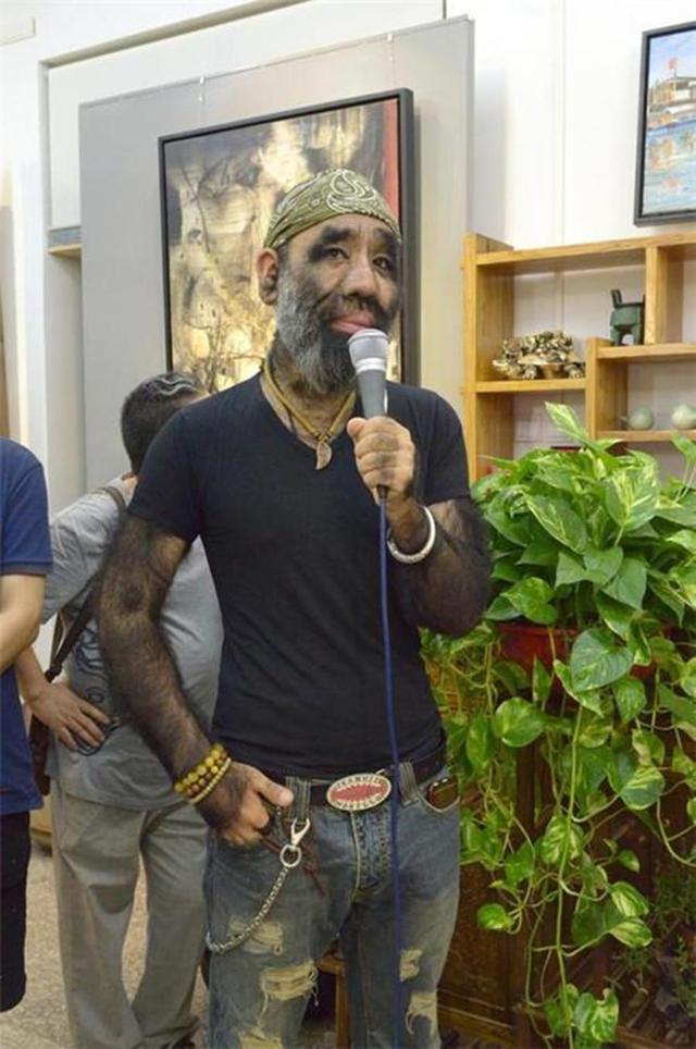 毛孩于震寰42岁娶美娇妻，不顾阻拦冒险生娃，儿子长相出人意料！