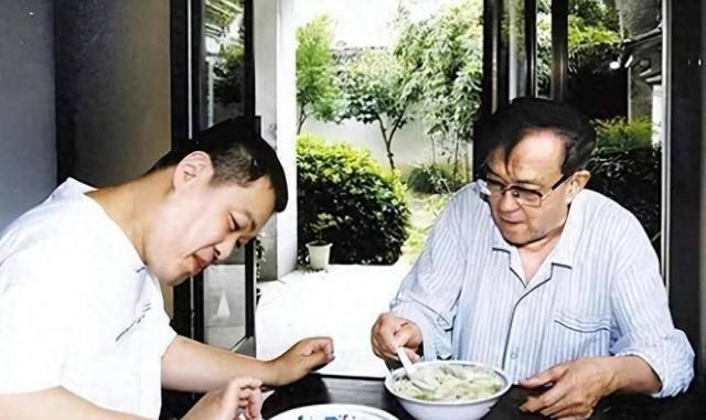 谢晋导演的悲剧人生:4个孩子3个残疾,临终前才发现是自己造成的