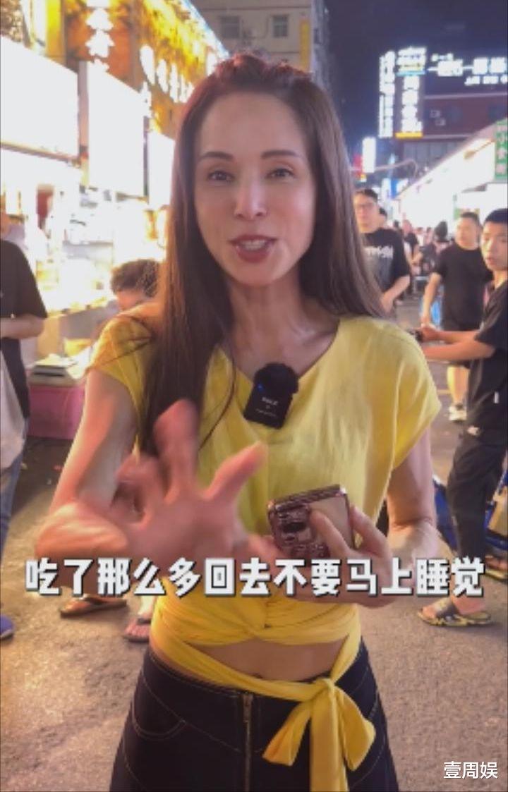 李若彤逛夜市被偶遇,大口吃路边摊接地气,网友:姑姑太能吃了