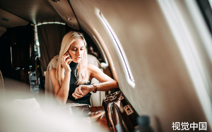 我一个普普通通十八线的小明星，竟扒上年轻多金的金主。