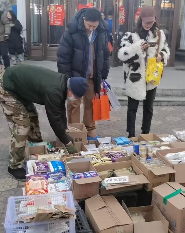 韩庚带卢靖姗回东北老家过年,逛超市买路边摊不戴口罩,超接地气