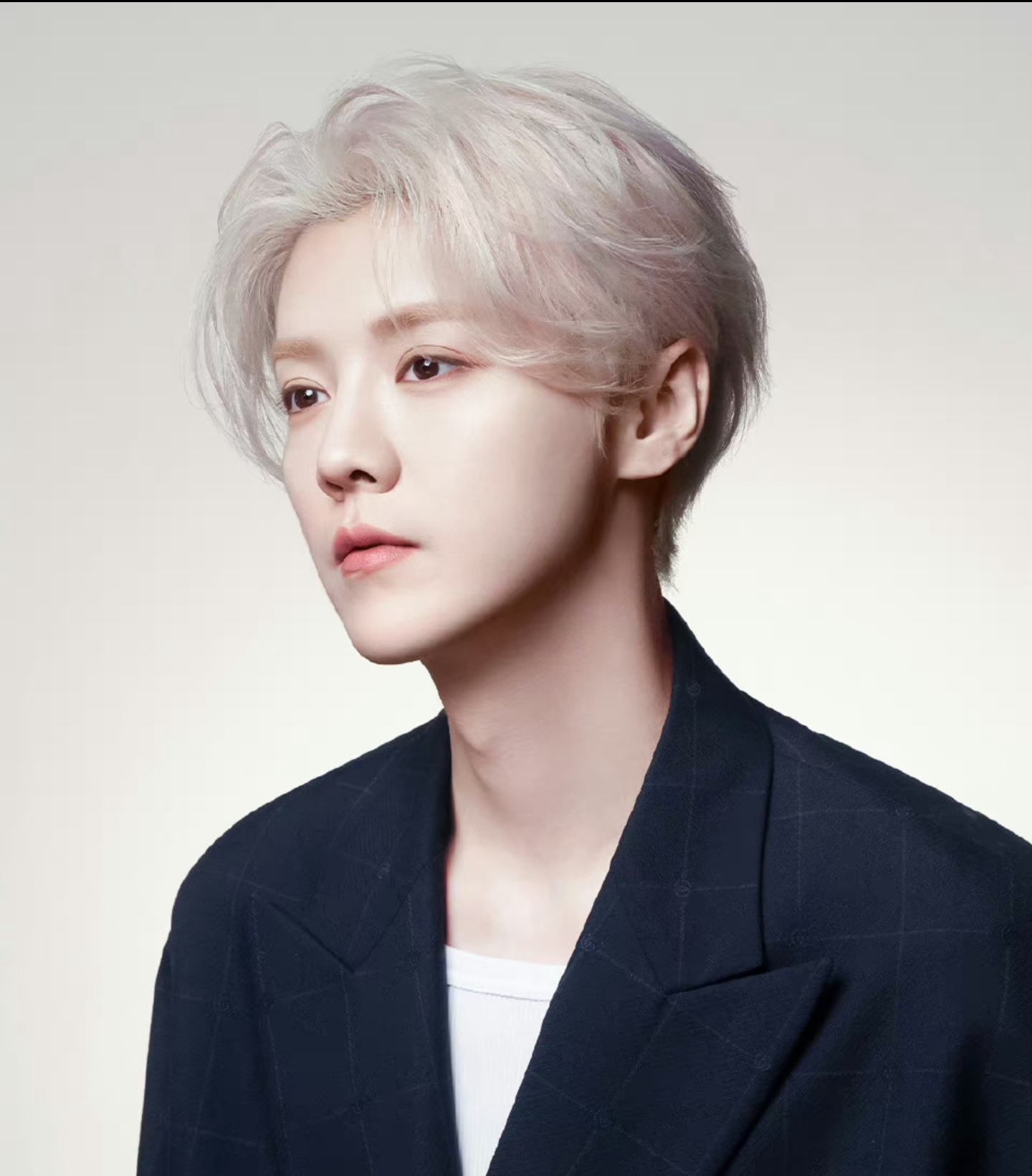 鹿晗关晓彤合体聚餐引热议,男方衣着单薄火力旺,同坐后排感情好