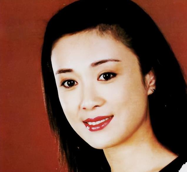 过气明星的卑微：街头求抱、成老赖、给网红打工，满地心酸