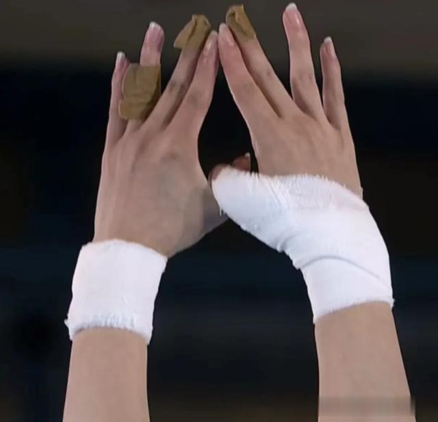 陈芋汐大学报到,短发精致发卡青春活力,友好送同学奥运会周边