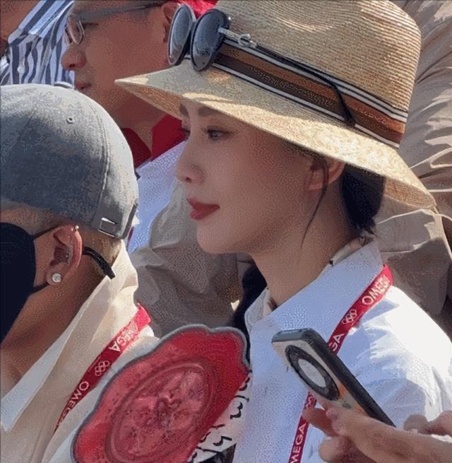 刘诗诗现身奥运赛场,美得令人浑身打激灵,旁边的老外都看呆了!