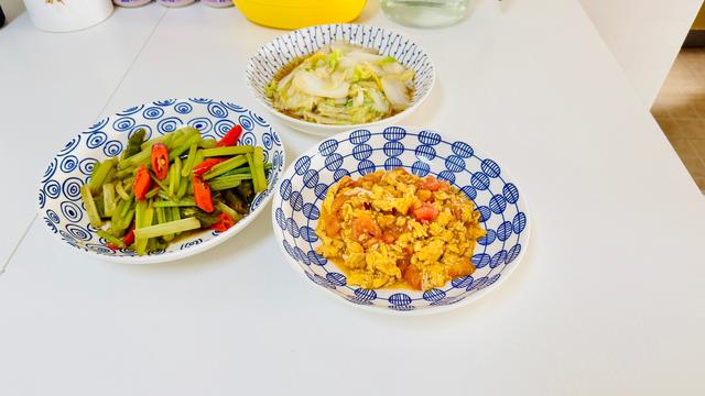 西红柿炒鸡蛋，加上两菜素菜，一家三口一餐全素
