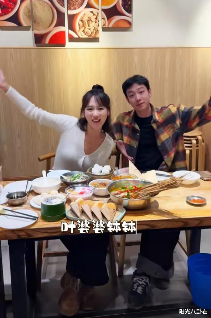 33岁女主持人离婚后放飞自我，与陌生人四处旅行，豪言要约满100个帅弟弟