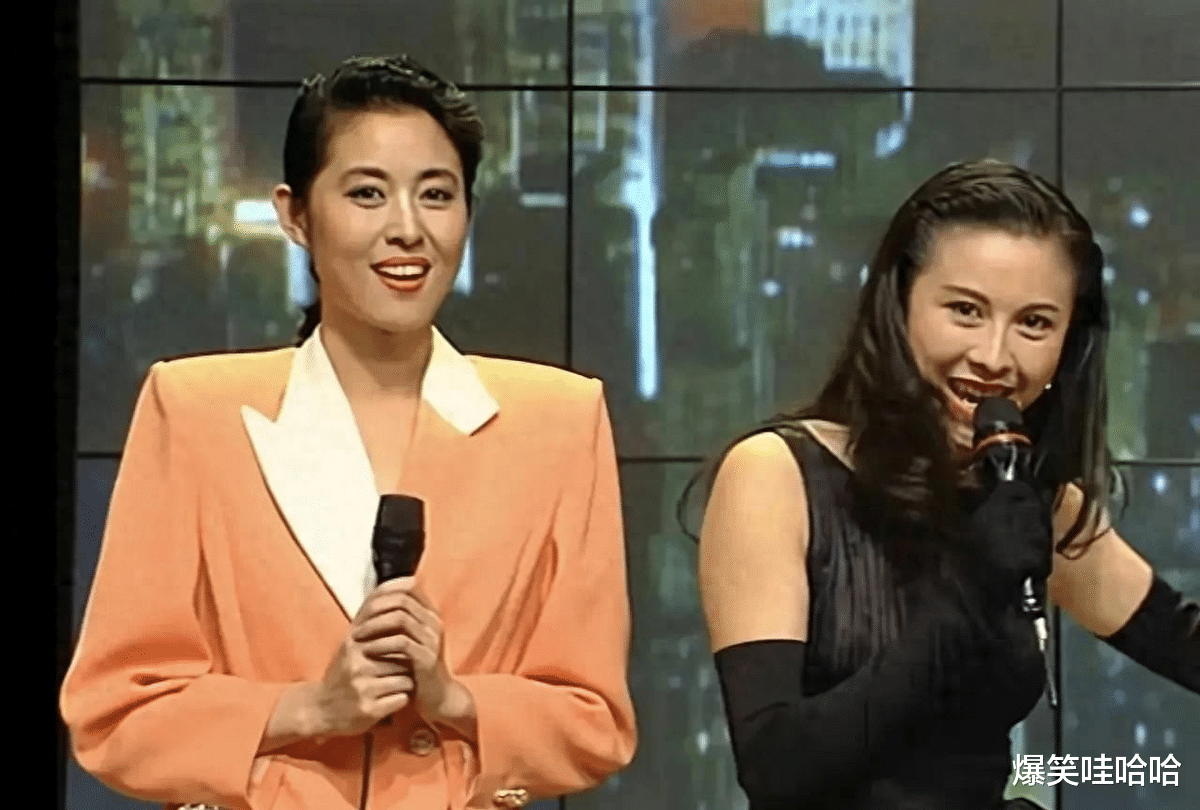 回首1993年春晚:她与倪萍同框,长发黑手套造型,今朝预言成真