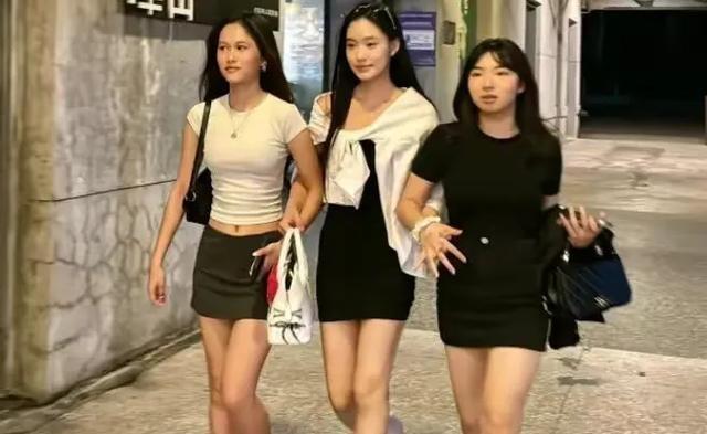 大S和具俊晔穿情侣装去聚餐，被扒出一件衣服穿十年，目前很缺钱