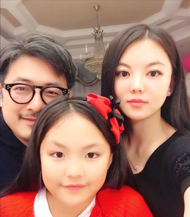 李湘晒王岳伦远赴英国陪女儿，900万豪车考驾照，王诗龄坐姿豪迈