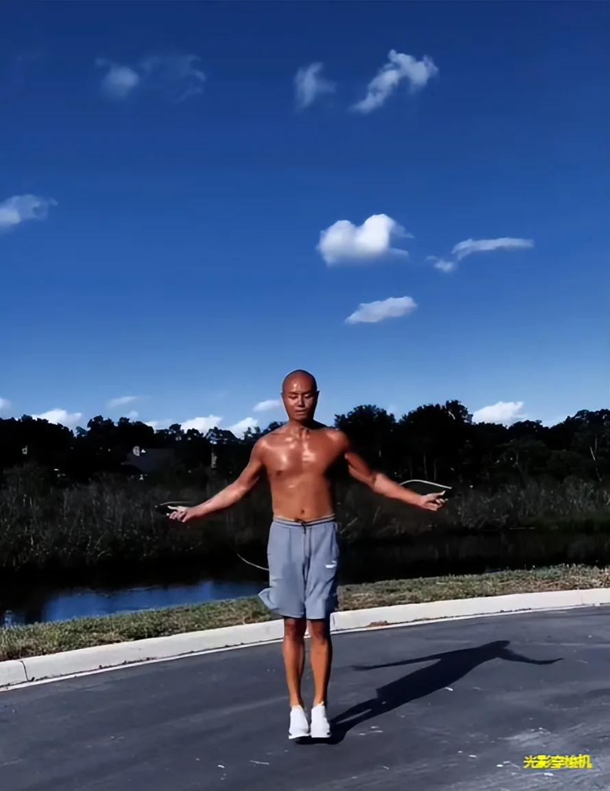 开豪车住豪宅，48岁的乐嘉，如今已经在美国过上了富人生活