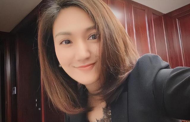 她被称为最美主持人,却突然5分钟内全身瘫痪,至今独身一人