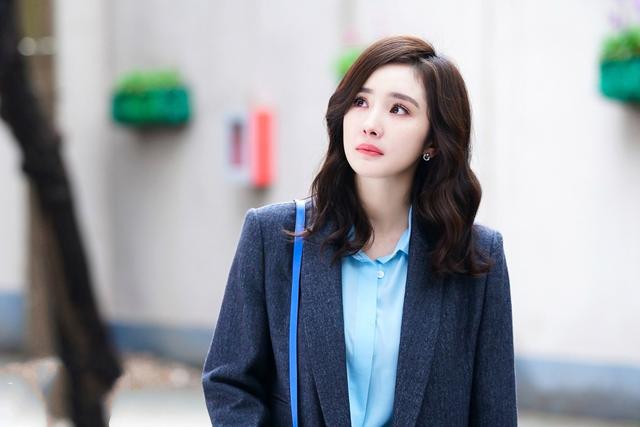 条件不符就别尬演“女霸总”了，49岁佘诗曼告诉你，啥叫职场精英