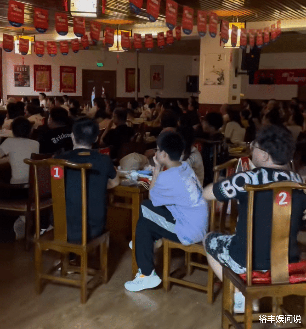 杨议高情商回应李宽嘲讽!不会打快板就是玩,一万双鞋恐成笑话