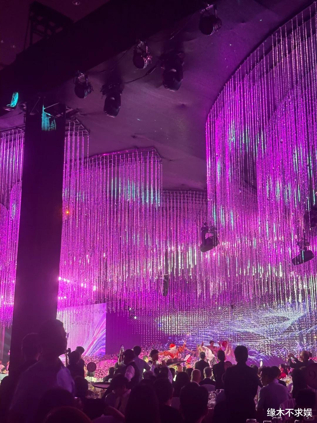 谢霆锋出席干女儿婚礼，穿搭随意黑脸惹争议，曾免费代言22年！