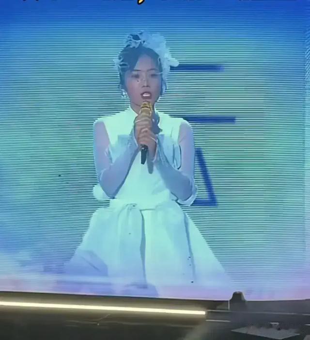 云朵泪洒演唱会现场,现场喊话刀郎并下跪道歉,刀郎:五味杂陈。