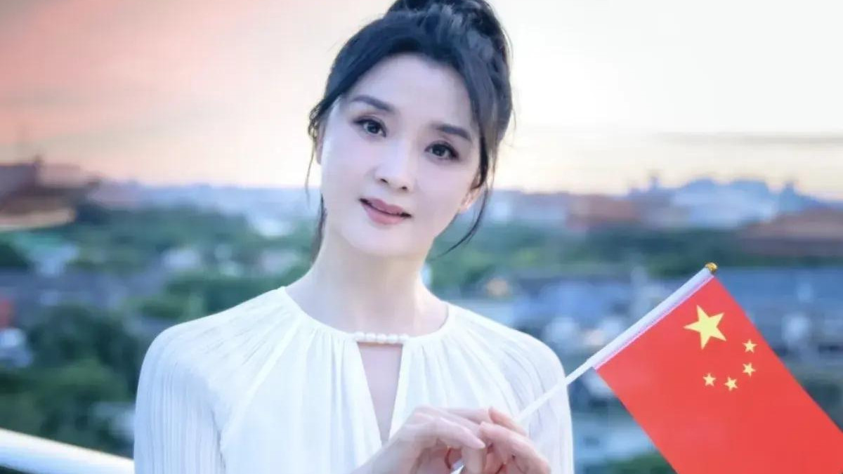 50岁晴格格王艳国庆晒自拍照，无意暴露夫家实力！豪宅就在故宫边