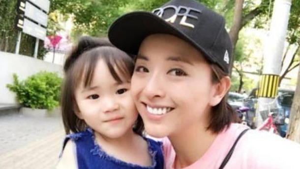 7年了,被迪士尼禁止进入的黄小蕾,为了女儿终究还是“妥协”了