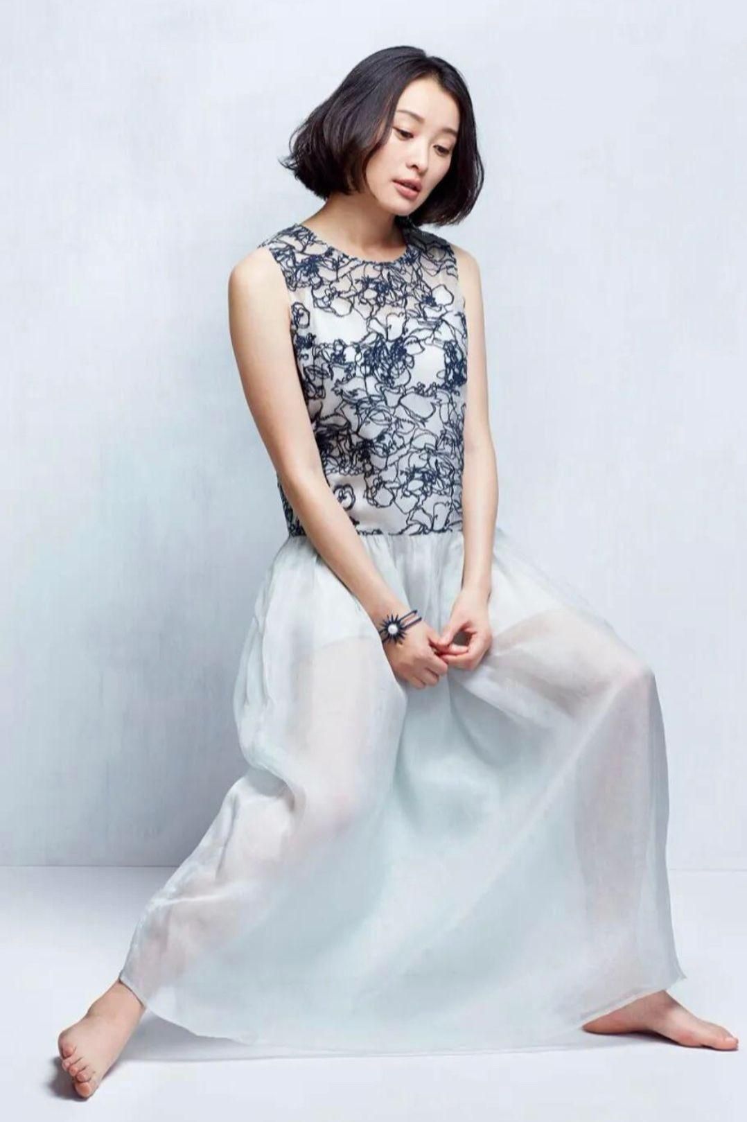 52岁吴越亲身示范：留短发、穿素衣、化淡妆，上了年纪也优雅耐看