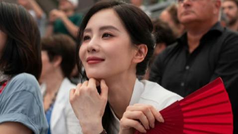 刘诗诗奥运炒作新疑云，自拍国旗低头露脸引网友批评