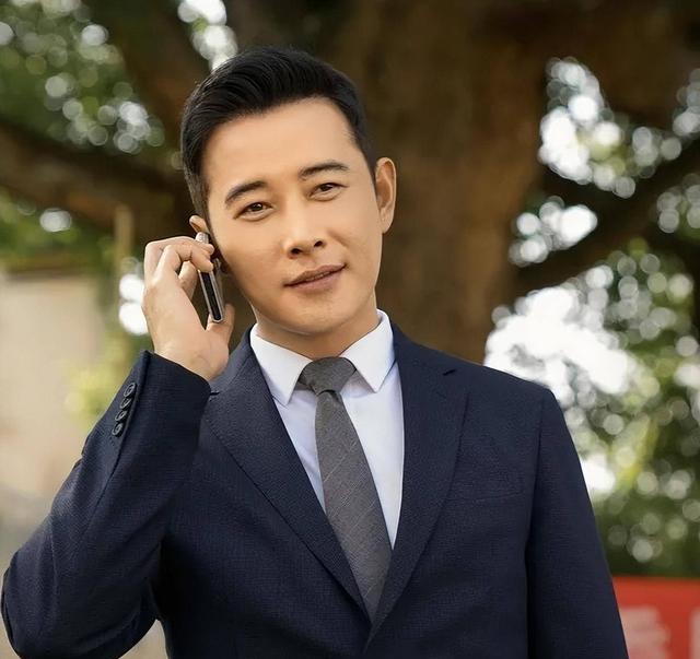 演员罗晋,39岁当爸爸,结婚六年,却仍然与妻子恩爱有加