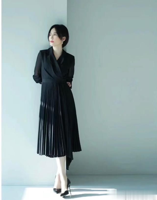 这才是中年女人该有的打扮：发不过肩、裙不上膝！优雅迷人显气质