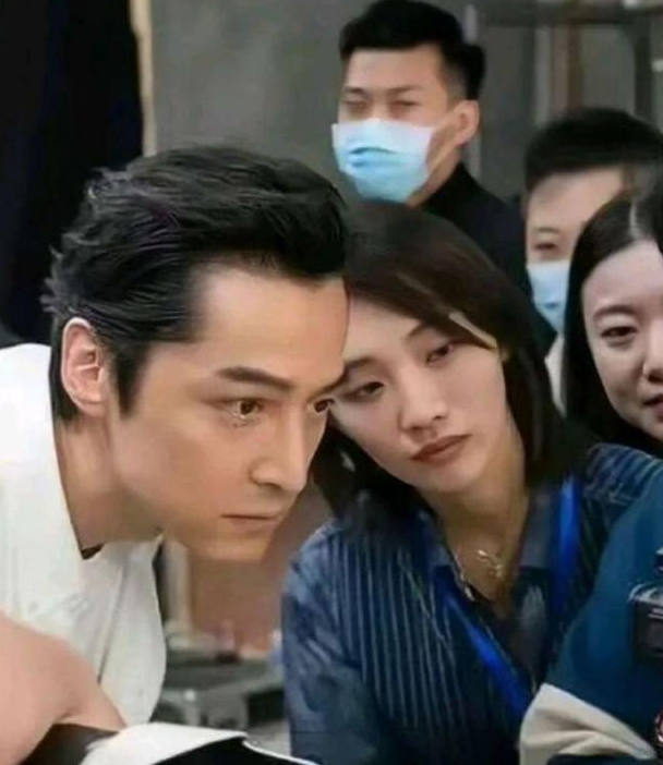 胡歌跟老婆黄曦宁一起逛街,温馨买早餐,夫妻好恩爱!