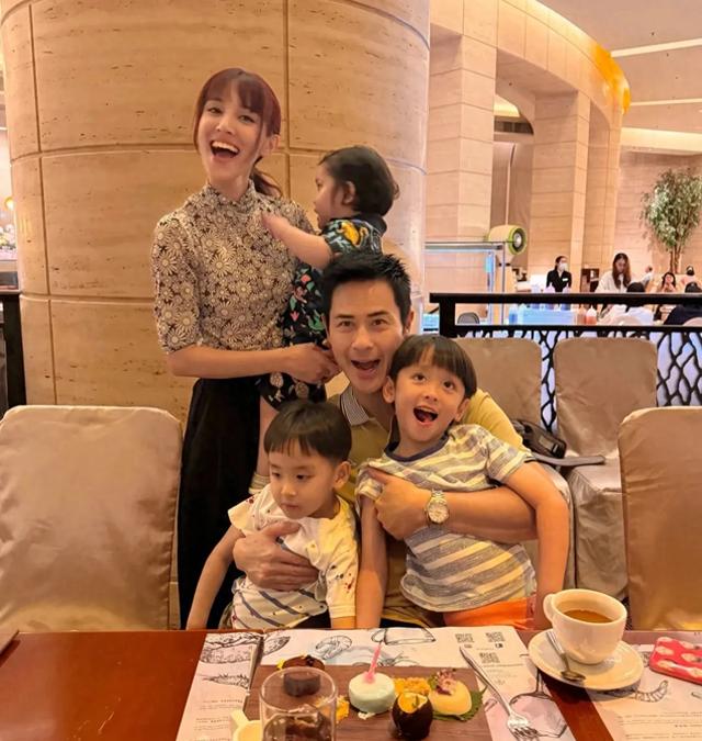 郑嘉颖带孩子普吉岛度假被遇，亲切合影没架子，陈凯琳脸型被吐槽