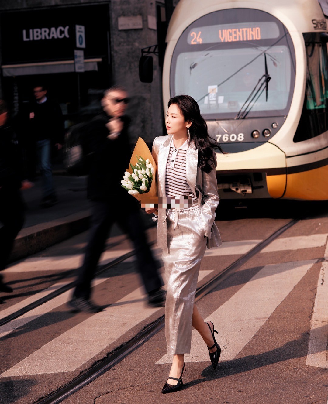 米兰时装周：被刘涛和胡杏儿惊艳，不穿暴露礼服却艳压群芳