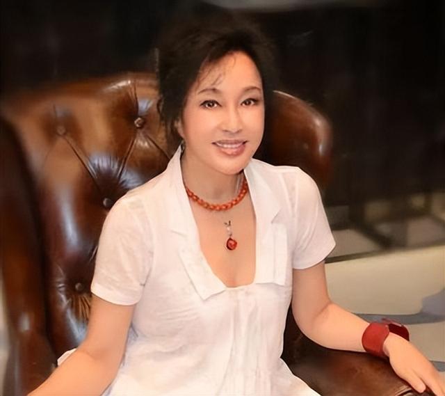 身边从未缺过男人,活到老玩到老,“风流老妖精”刘晓庆现形记