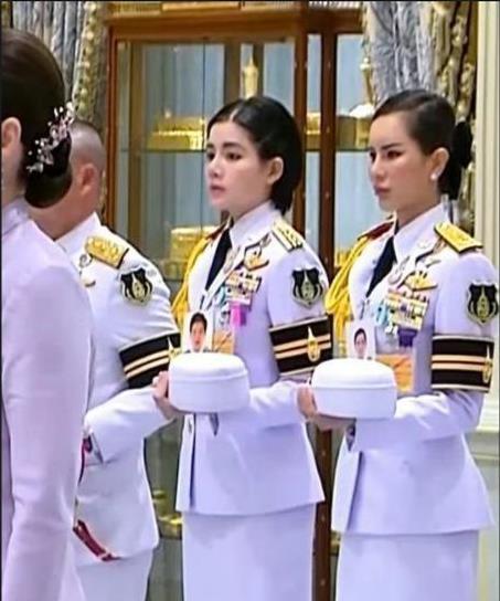 欧拉弄面临双重夹击,苏提达心腹与她齐平,王后故意穿粉色膈应她