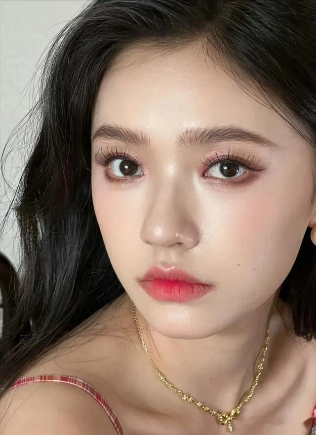 林允自曝医美过程,美白脸部去颈纹,打水光和胶原蛋白直喊疼!