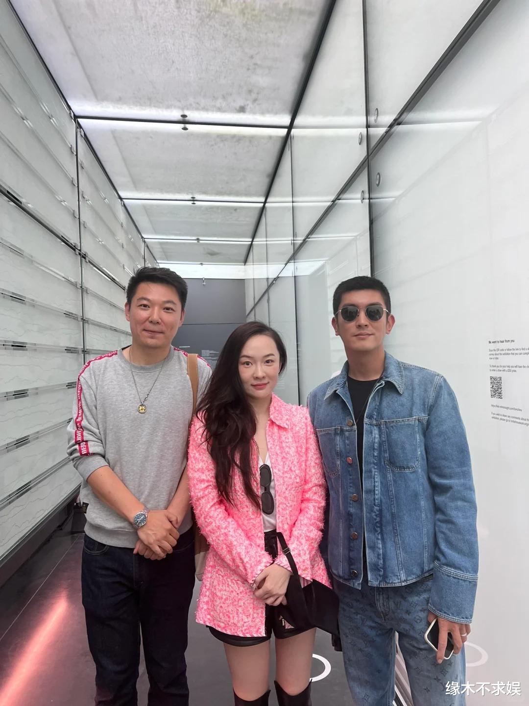 霍思燕夫妇参加朋友婚礼，穿深V红裙抢尽风头，杜江过于潦草了！