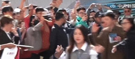 马龙访台第6天:专送拿红旗的人礼物,被吐槽衣服多,又抢了镜头