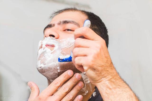 男性刮胡子频率与寿命有关？胡子长得快说明什么？用科学告诉你