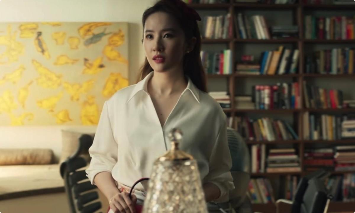 三十几的刘亦菲终于不“藏”了,穿蓝色泳装凸显傲人身材