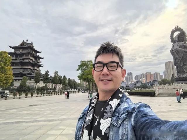 任贤齐回武汉了，在街头吃热干面好接地气，58岁西装笔挺帅气依旧