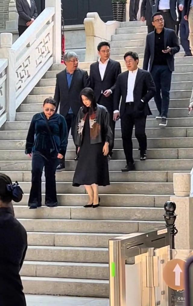 霍氏一家现身南沙湾！郭晶晶霸气紧跟霍震霆，霍启刚霍启山让C位