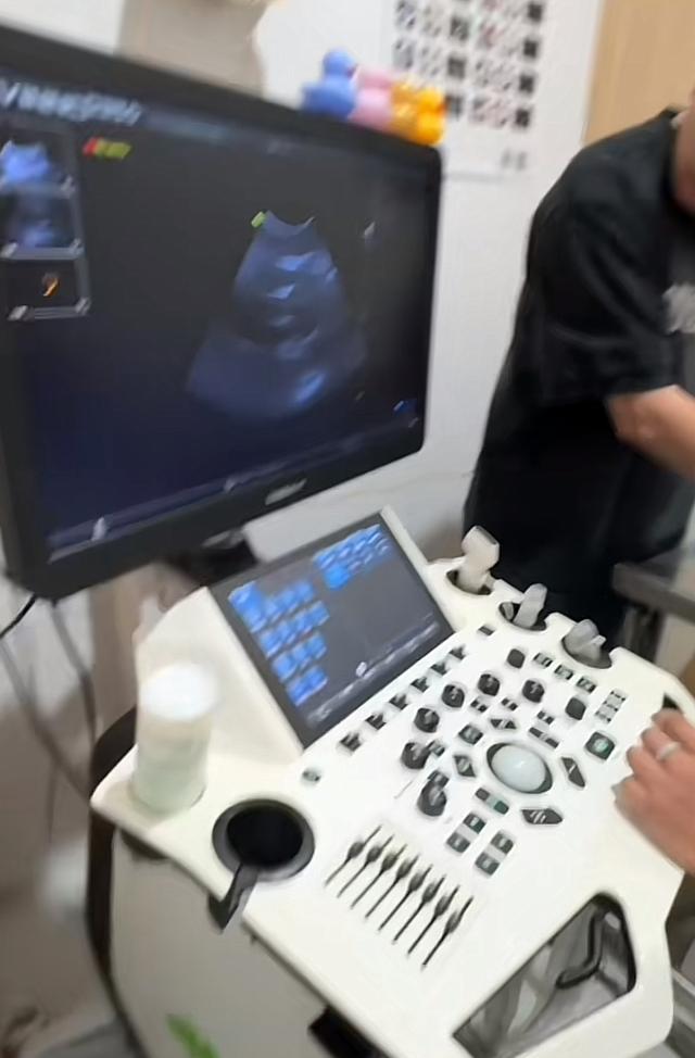 李小璐堂妹大婚,甜馨婚礼上为小姨送钻戒,长腿瞩目与妈妈似姐妹