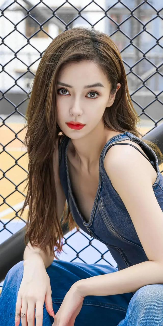 杨颖唯美写真，时尚活力，自在美丽！