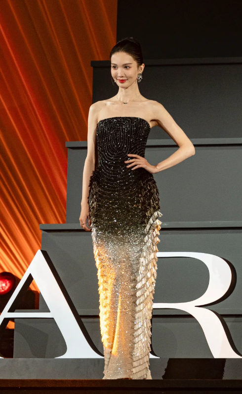 上海这一夜，被“又矮又老”的董洁惊艳，不站C位却艳压热巴金晨