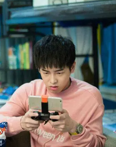 30岁彭昱畅暴瘦后续!自曝患上了急性疾病,病倒后体重就保不住了