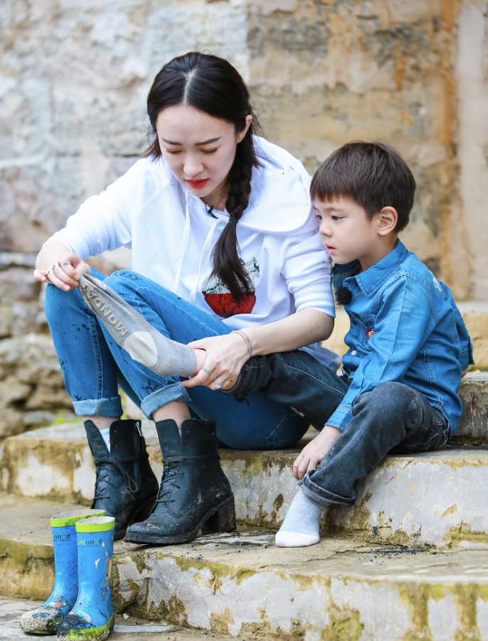 43岁霍思燕带儿子聚餐,母子牵手小跑,10岁嗯哼和妈妈只差半个头