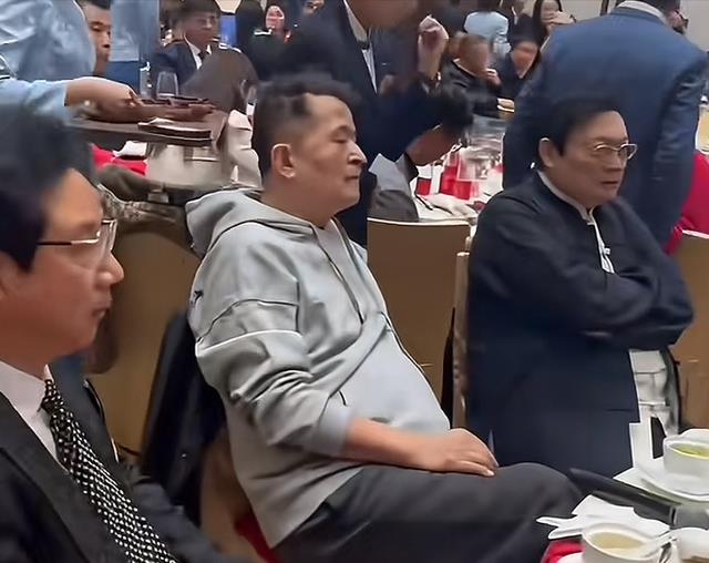 多位前央视大咖现身婚宴，黄宏毕福剑差别巨大，宴请人身份不简单